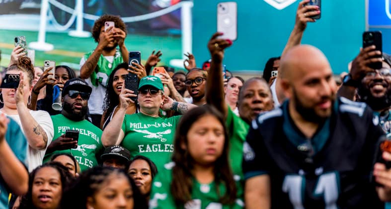 August 25, 2026, Philadelphia, Pa, USA: Fans break out their cell phones to get video of their favorite Eagles during the Philadelphia Eagles public practice at Lincoln Financial Field in Philadelphia, Pennsylvania on August 25, 2026. Cal Media NFL, American Football Herren, USA 2026: Philadelphia Eagles Public Practice AUG 25  - ZUMAcs17 20260825_faf_cs17_024 Copyright: xScottxSeriox