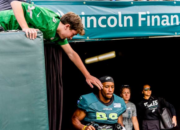 August 25, 2026, Philadelphia, Pa, USA: A fan tries to get a high five from Saquon Barkley during the Philadelphia Eagles public practice at Lincoln Financial Field in Philadelphia, Pennsylvania on August 25, 2026. Cal Media NFL, American Football Herren, USA 2026: Philadelphia Eagles Public Practice AUG 25  - ZUMAcs17 20260825_faf_cs17_028 Copyright: xScottxSeriox