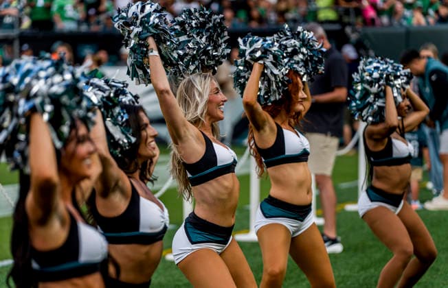 NFL, American Football Herren, USA 2026: Philadelphia Eagles Public Practice AUG 25 August 25, 2026, Philadelphia, Pa, USA: The Eagles cheerleaders cheer during the Philadelphia Eagles public practice at Lincoln Financial Field in Philadelphia, Pennsylvania on August 25, 2026. Scott Serio Cal Media(Credit Image: Scott Serio Cal Sport Media) Philadelphia Pa USA EDITORIAL USE ONLY Copyright: xx ZUMA-20260825_faf_cs17_022.jpg ScottxSeriox csmphotothree514864