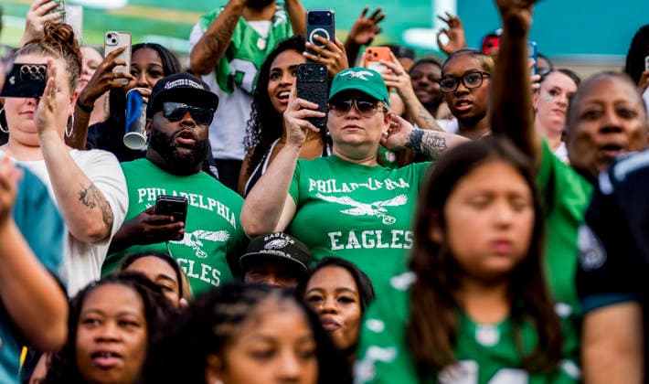 NFL, American Football Herren, USA 2026: Philadelphia Eagles Public Practice AUG 25 August 25, 2026, Philadelphia, Pa, USA: Fans break out their cell phones to get video of their favorite Eagles during the Philadelphia Eagles public practice at Lincoln Financial Field in Philadelphia, Pennsylvania on August 25, 2026. Scott Serio Cal Media(Credit Image: Scott Serio Cal Sport Media) Philadelphia Pa USA EDITORIAL USE ONLY Copyright: xx ZUMA-20260825_faf_cs17_026.jpg ScottxSeriox csmphotothree514871