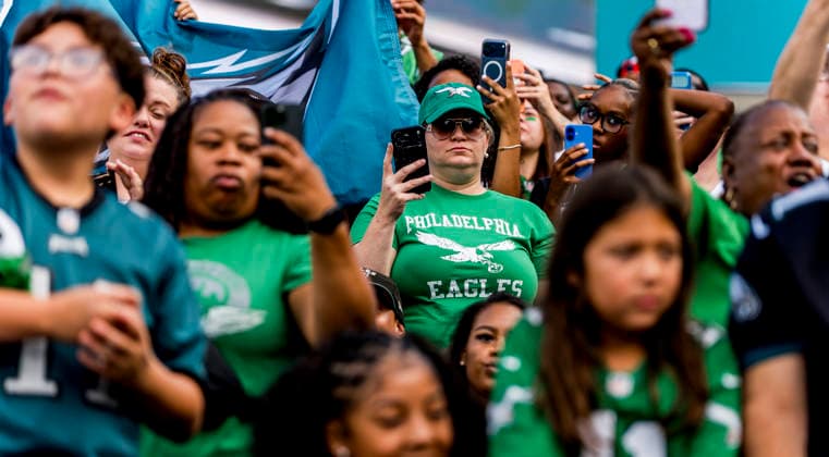 NFL, American Football Herren, USA 2026: Philadelphia Eagles Public Practice AUG 25 August 25, 2026, Philadelphia, Pa, USA: Fans break out their cell phones to get video of their favorite Eagles during the Philadelphia Eagles public practice at Lincoln Financial Field in Philadelphia, Pennsylvania on August 25, 2026. Scott Serio Cal Media(Credit Image: Scott Serio Cal Sport Media) Philadelphia Pa USA EDITORIAL USE ONLY Copyright: xx ZUMA-20260825_faf_cs17_025.jpg ScottxSeriox csmphotothree514872