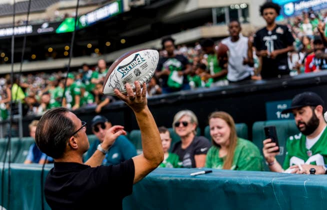 NFL, American Football Herren, USA 2026: Philadelphia Eagles Public Practice AUG 25 August 25, 2026, Philadelphia, Pa, USA: Pennsylvania Governor Josh Shapiro throws a ball to a fan after signing his autograph during the Philadelphia Eagles public practice at Lincoln Financial Field in Philadelphia, Pennsylvania on August 25, 2026. Scott Serio Cal Media(Credit Image: Scott Serio Cal Sport Media) Philadelphia Pa USA EDITORIAL USE ONLY Copyright: xx ZUMA-20260825_faf_cs17_037.jpg ScottxSeriox csmphotothree514874