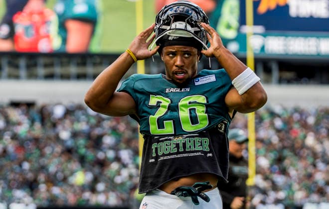 NFL, American Football Herren, USA 2026: Philadelphia Eagles Public Practice AUG 25 August 25, 2026, Philadelphia, Pa, USA: Philadelphia Eagles running back Saquon Barkley practices during the Philadelphia Eagles public practice at Lincoln Financial Field in Philadelphia, Pennsylvania on August 25, 2026. Scott Serio Cal Media(Credit Image: Scott Serio Cal Sport Media) Philadelphia Pa USA EDITORIAL USE ONLY Copyright: xx ZUMA-20260825_faf_cs17_035.jpg ScottxSeriox csmphotothree514876
