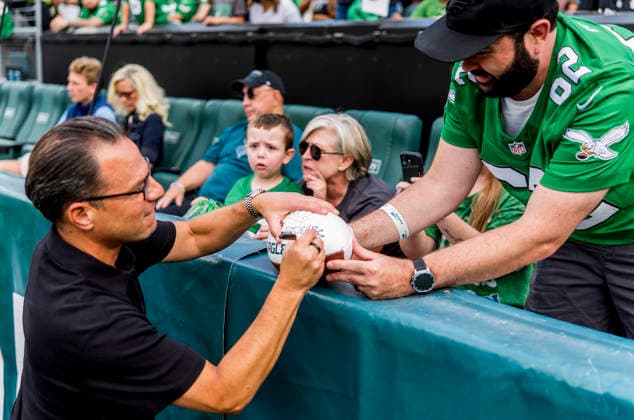 NFL, American Football Herren, USA 2026: Philadelphia Eagles Public Practice AUG 25 August 25, 2026, Philadelphia, Pa, USA: Pennsylvania Governor Josh Shapiro signs autographs during the Philadelphia Eagles public practice at Lincoln Financial Field in Philadelphia, Pennsylvania on August 25, 2026. Scott Serio Cal Media(Credit Image: Scott Serio Cal Sport Media) Philadelphia Pa USA EDITORIAL USE ONLY Copyright: xx ZUMA-20260825_faf_cs17_029.jpg ScottxSeriox csmphotothree514884