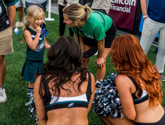 NFL, American Football Herren, USA 2026: Philadelphia Eagles Public Practice AUG 25 August 25, 2026, Philadelphia, Pa, USA: A young future cheerleader and fan talks with current Eagles cheerleaders during the Philadelphia Eagles public practice at Lincoln Financial Field in Philadelphia, Pennsylvania on August 25, 2026. Scott Serio Cal Media(Credit Image: Scott Serio Cal Sport Media) Philadelphia Pa USA EDITORIAL USE ONLY Copyright: xx ZUMA-20260825_faf_cs17_038.jpg ScottxSeriox csmphotothree514890