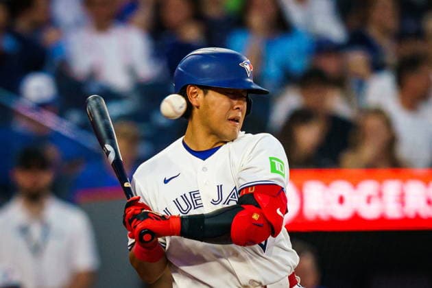 August 25, 2026, Toronto, On, Canada: Toronto Blue Jays Kazuma Okamoto (7) avoids a pitch from Kansas City Royals pitcher Seth Lugo during third inning MLB, Baseball Herren, USA Baseball action in Toronto, on Tuesday, Aug. 25, 2026. Canada News - August 25, 2026 - ZUMAc35_ 20260825_zaf_c35_124 Copyright: xKeitoxNewmanx
