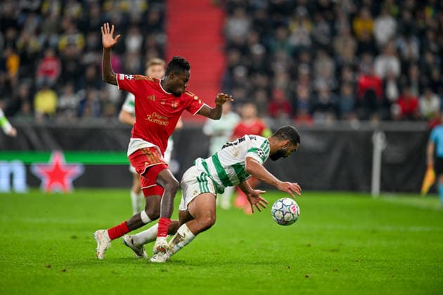 25.08.2025, Oberoesterreich Arena Linz, AUT, Champions League Play Off, LASK Linz (AUT) vs Celtic Glasgow FC (SCO), im Bild Moses Usor (LASK) vs Cameron Carter-Vickers (Celtic Glasgow) Champions League Play Off, LASK Linz (AUT) vs Celtic Glasgow FC (SCO) in Linz, Austria on 2026 08 25 Linz Oberoesterreich Austria *** August 25, 2025, Oberoesterreich Arena Linz, AUT, Champions League Playoff, LASK Linz (AUT) vs. Celtic Glasgow FC (SCO); pictured: Moses Usor (LASK) vs. Cameron Carter-Vickers (Celtic Glasgow) in the Champions League Playoff, LASK Linz (AUT) vs. Celtic Glasgow FC (SCO) in Linz, Austria, on August 25, 2026, at the Oberoesterreich Arena in Linz, Austria