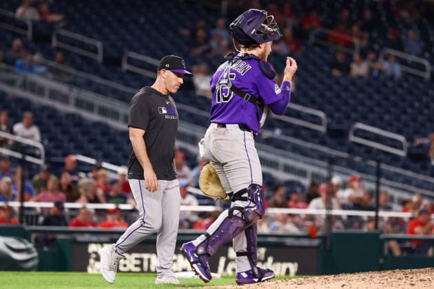 August 25, 2026, Washington D.C, District Of Columbia, United States: Washington, DC; Colorado Rockies manager Warren Schaeffer (4) makes a mound visit during the Major League Baseball game between the Washington Nationals and the Colorado Rockies at Nationals Park on Tuesday, August 25, 2026. The Rockies beat the Nationals 3-1. MLB, Baseball Herren, USA Colorado Rockies 3:1 Washington Nationals  - ZUMAp258 20260825_znp_p258_025 Copyright: xStevexPrakopex