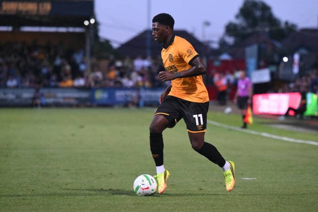 Cambridge United v Millwall - Carabao Cup Second Round Sullay Kaikai of Cambridge United advances with the ball during the Carabao Cup Second Round match between Cambridge United and Millwall at the Cledara Abbey Stadium in Cambridge, on August 25, 2026. Cambridge Cambridgeshire  Copyright: xMIxNewsx originalFilename:fletcher-cambridg260825_npeMI.jpg