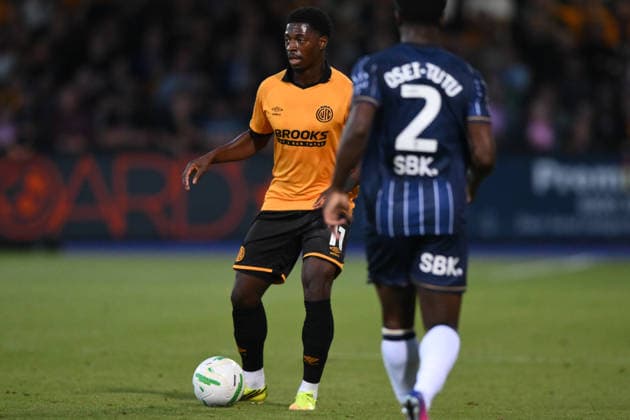 Cambridge United v Millwall - Carabao Cup Second Round Sullay Kaikai of Cambridge United during the Carabao Cup Second Round match between Cambridge United and Millwall at the Cledara Abbey Stadium in Cambridge, on August 25, 2026. Cambridge Cambridgeshire  Copyright: xMIxNewsx originalFilename:fletcher-cambridg260825_npr4j.jpg