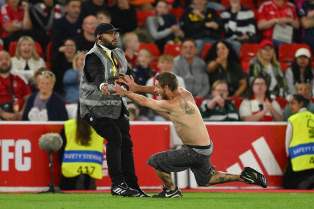 Nottingham Forest v Leeds United - Carabao Cup Second Round A pitch invader is caught by security during the Carabao Cup Second Round match between Nottingham Forest and Leeds United at the City Ground in Nottingham, on August 25, 2026. Nottingham Nottinghamshire United Kingdom  Copyright: xMIxNewsx originalFilename:fletcher-nottingh260825_np8Jq.jpg