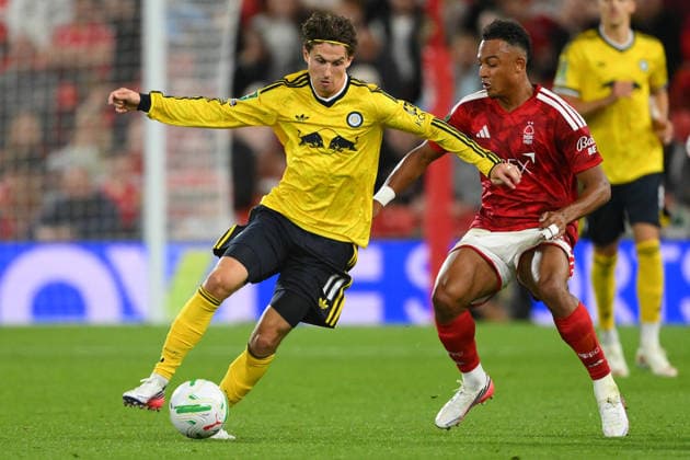 Nottingham Forest v Leeds United - Carabao Cup Second Round Brenden Aaronson of Leeds United is under pressure from Dan Ndoye of Nottingham Forest during the Carabao Cup Second Round match between Nottingham Forest and Leeds United at the City Ground in Nottingham, on August 25, 2026. Nottingham Nottinghamshire United Kingdom  Copyright: xMIxNewsx originalFilename:fletcher-nottingh260825_npfwu.jpg