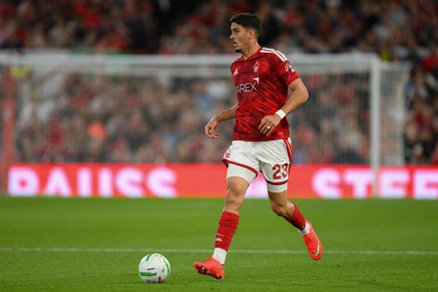 Nottingham Forest v Leeds United - Carabao Cup Second Round Jair Cunha of Nottingham Forest looks for options during the Carabao Cup Second Round match between Nottingham Forest and Leeds United at the City Ground in Nottingham, on August 25, 2026. Nottingham Nottinghamshire United Kingdom  Copyright: xMIxNewsx originalFilename:fletcher-nottingh260825_npgnF.jpg