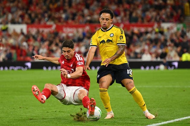 Nottingham Forest v Leeds United - Carabao Cup Second Round Jair Cunha of Nottingham Forest challenges Noah Okafor of Leeds United during the Carabao Cup Second Round match between Nottingham Forest and Leeds United at the City Ground in Nottingham, on August 25, 2026. Nottingham Nottinghamshire United Kingdom  Copyright: xMIxNewsx originalFilename:fletcher-nottingh260825_npXCs.jpg