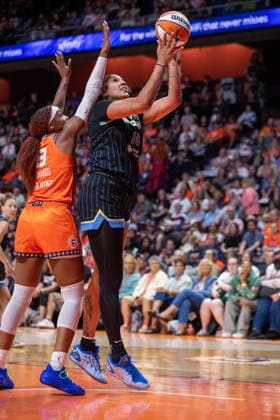 UNCASVILLE, CT - AUGUST 25: Kamilla Cardoso 10 of the Chicago Sky shoots the ball during the WNBA, Basketball Damen, USA game between the Chicago Sky and the Connecticut Sun on August 25, 2026 at Mohegan Sun Arena in Uncasville, CT. (Photo by Erica Denhoff Icon Sportswire) WNBA: AUG 25 Chicago Sky at Connecticut Sun EDITORIAL USE ONLY Icon26082515