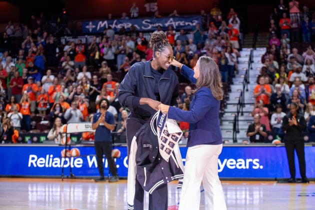 UNCASVILLE, CT - AUGUST 25: Former Connecticut Sun center Tina Charles (left) and Connecticut Sun President Jen Rizzotti (right) embrace during a ceremony to honor Charles as a Sun Legend before the WNBA, Basketball Damen, USA game between the Chicago Sky and the Connecticut Sun on August 25, 2026 at Mohegan Sun Arena in Uncasville, CT. (Photo by Erica Denhoff Icon Sportswire) WNBA: AUG 25 Chicago Sky at Connecticut Sun EDITORIAL USE ONLY Icon26082516
