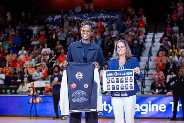 UNCASVILLE, CT - AUGUST 25: Former Connecticut Sun center Tina Charles (left) and Connecticut Sun President Jen Rizzotti (right) pose for a photo during a ceremony to honor Charles as a Sun Legend before the WNBA, Basketball Damen, USA game between the Chicago Sky and the Connecticut Sun on August 25, 2026 at Mohegan Sun Arena in Uncasville, CT. (Photo by Erica Denhoff Icon Sportswire) WNBA: AUG 25 Chicago Sky at Connecticut Sun EDITORIAL USE ONLY Icon26082518