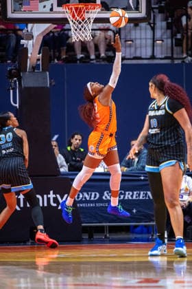 UNCASVILLE, CT - AUGUST 25: Aaliyah Edwards 8 of the Connecticut Sun shoots a reverse layup during the WNBA, Basketball Damen, USA game between the Chicago Sky and the Connecticut Sun on August 25, 2026 at Mohegan Sun Arena in Uncasville, CT. (Photo by Erica Denhoff Icon Sportswire) WNBA: AUG 25 Chicago Sky at Connecticut Sun EDITORIAL USE ONLY Icon26082524