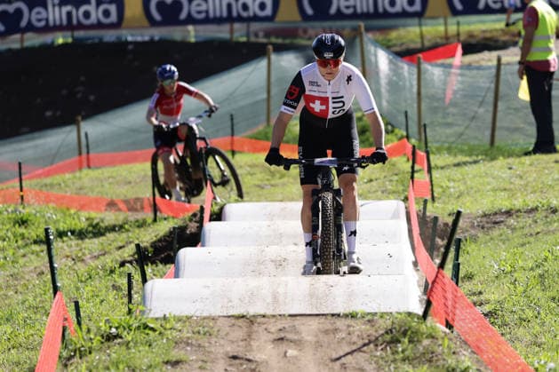 26.08.2026, Daolasa di Commezzadura, Val di Sole Bikeland, 2026 UCI MTB World Championship, WM, Weltmeisterschaft Women Elite s E-MTB XC (E-MTB Cross Country) Kathrin Stirnemann 2 (SUI) and Anna Spielmann 1 (AUT) Daolasa di Commezzadura Val di Sole Bikeland Trento Italy *** August 26, 2026, Daolasa di Commezzadura, Val di Sole Bikeland, 2026 UCI MTB World Championships Women’s Elite E MTB XC (E MTB Cross Country) Kathrin Stirnemann 2 SUI and Anna Spielmann 1 AUT Daolasa di Commezzadura Val di Sole Bikeland Trento, Italy Copyright: xJustPictures.ch FrancescoxMinghettix jp-en-FrMi-MNG_0077