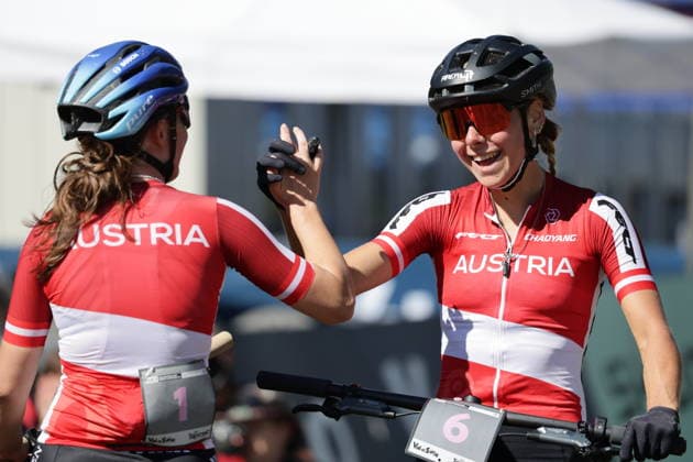 26.08.2026, Daolasa di Commezzadura, Val di Sole Bikeland, 2026 UCI MTB World Championship, WM, Weltmeisterschaft Women Elite s E-MTB XC (E-MTB Cross Country) Tamara Wiedmann 6 (AUT) 3rd place and bronze medal congratulatingAnna Spielmann 1 (AUT) 1st place, World Champion and gold medal Daolasa di Commezzadura Val di Sole Bikeland Trento Italy *** August 26, 2026, Daolasa di Commezzadura, Val di Sole Bikeland, 2026 UCI MTB World Championships Women’s Elite E MTB XC E MTB Cross Country Tamara Wiedmann 6 AUT 3rd place and bronze medal; congratulations to Anna Spielmann 1 AUT 1st place, World Champion, and gold medal; Daolasa di Commezzadura, Val di Sole Bikeland, Trento, Italy Copyright: xJustPictures.ch FrancescoxMinghettix jp-en-FrMi-MNG_0428