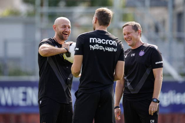 SOCCER - UEFA ECL, A.Wien vs Braga VIENNA,AUSTRIA,26.AUG.26 - SOCCER - UEFA Conference League, play-off, Austria Wien vs Sporting Braga, preview, training A.Wien. Image shows head coach Stephan Helm, Alexander Gruenwald and assistant coach Christian Wegleitner (A.Wien).  GEPAxpictures xArminxRauthner