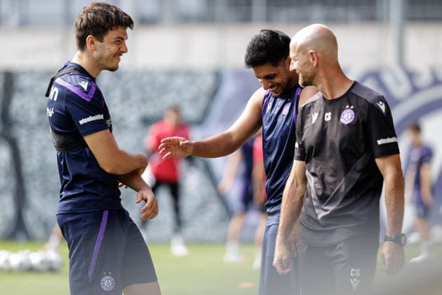 SOCCER - UEFA ECL, A.Wien vs Braga VIENNA,AUSTRIA,26.AUG.26 - SOCCER - UEFA Conference League, play-off, Austria Wien vs Sporting Braga, preview, training A.Wien. Image shows Noah Botic, Manprit Sarkaria and assistant coach Christoph Glatzer (A.Wien).  GEPAxpictures xArminxRauthner