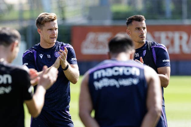 SOCCER - UEFA ECL, A.Wien vs Braga VIENNA,AUSTRIA,26.AUG.26 - SOCCER - UEFA Conference League, play-off, Austria Wien vs Sporting Braga, preview, training A.Wien. Image shows Johannes Eggestein and Manfred Fischer (A.Wien) clapping for the birthday of Manprit Sarkaria (A.Wien).  GEPAxpictures xArminxRauthner