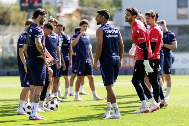 SOCCER - UEFA ECL, A.Wien vs Braga VIENNA,AUSTRIA,26.AUG.26 - SOCCER - UEFA Conference League, play-off, Austria Wien vs Sporting Braga, preview, training A.Wien. Image shows Manprit Sarkaria (A.Wien) and the team of A.Wien.  GEPAxpictures xArminxRauthner
