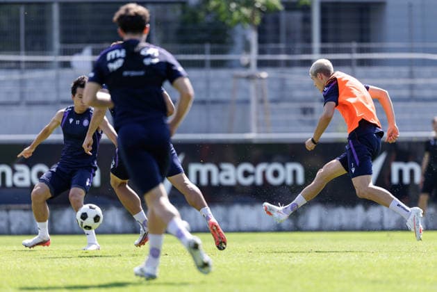 SOCCER - UEFA ECL, A.Wien vs Braga VIENNA,AUSTRIA,26.AUG.26 - SOCCER - UEFA Conference League, play-off, Austria Wien vs Sporting Braga, preview, training A.Wien. Image shows Taeseok Lee and Vasilije Markovic (A.Wien).  GEPAxpictures xArminxRauthner