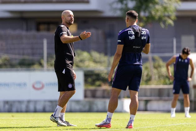 SOCCER - UEFA ECL, A.Wien vs Braga VIENNA,AUSTRIA,26.AUG.26 - SOCCER - UEFA Conference League, play-off, Austria Wien vs Sporting Braga, preview, training A.Wien. Image shows head coach Stephan Helm and Manfred Fischer (A.Wien).  GEPAxpictures xArminxRauthner