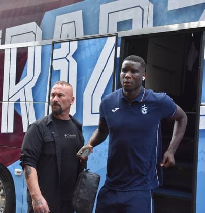 Trabzonspor football team departs for Hungary for the match against Ferencvaros TRABZON, TURKIYE - AUGUST 26: Players and technical staff of Trabzonspor, including Paul Onuachu, arrive at Trabzon Airport to board a private flight to Hungary ahead of their UEFA Europa League play-off second-leg match against Ferencvaros, in Trabzon, Turkiye, on August 26, 2026. Duygu Avunduk Anadolu Trabzon Turkey. Editorial use only. Please get in touch for any other usage.  Copyright: x2026xAnadoluxDuyguxAvundukx