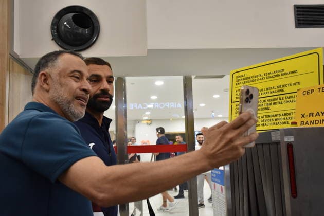 Trabzonspor football team departs for Hungary for the match against Ferencvaros TRABZON, TURKIYE - AUGUST 26: Trabzonspor s Egyptian star football player Mohamed Salah (2nd L) poses for photos with fans at Trabzon Airport before departing on a private flight to Hungary for the UEFA Europa League play-off second-leg match against Ferencvaros, in Trabzon, Turkiye, on August 26, 2026. Duygu Avunduk Anadolu Trabzon Turkey. Editorial use only. Please get in touch for any other usage.  Copyright: x2026xAnadoluxDuyguxAvundukx
