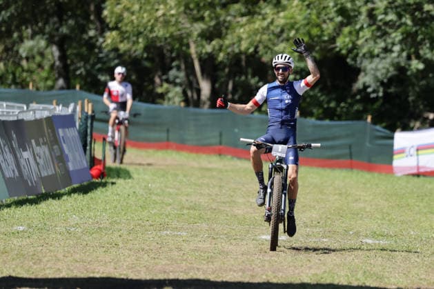 26.08.2026, Daolasa di Commezzadura, Val di Sole Bikeland, 2026 UCI MTB World Championship, WM, Weltmeisterschaft Men Elite s E-MTB XC (E-MTB Cross Country) JÃ rome Gilloux 1 (FRA) celebrating his solo victory at the finish line of the Men s Elite E-Mtb Cross-Country World Championship Daolasa di Commezzadura Val di Sole Bikeland Trento Italy *** August 26, 2026, Daolasa di Commezzadura, Val di Sole Bikeland, 2026 UCI MTB World Championships Men s Elite E MTB XC (Men s Elite E MTB Cross Country) Jérôme Gilloux 1 FRA celebrating his solo victory at the finish line of the Men s Elite E MTB Cross Country World Championship in Daolasa di Commezzadura, Val di Sole Bikeland, Trento, Italy Copyright: xJustPictures.ch FrancescoxMinghettix jp-en-FrMi-MNG_0278