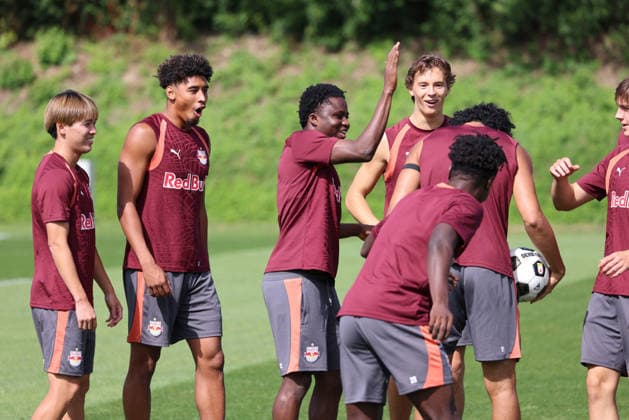 SOCCER - UEFA EL, RBS vs Mjaellby SALZBURG,AUSTRIA,26.AUG.26 - SOCCER - UEFA Europa League, play-off, Red Bull Salzburg vs Mjaellby AIF, preview, training RBS. Image shows Sota Kitano, Justin Omoregie and Aboubacar Camara (RBS).  GEPAxpictures xMathiasxMandl