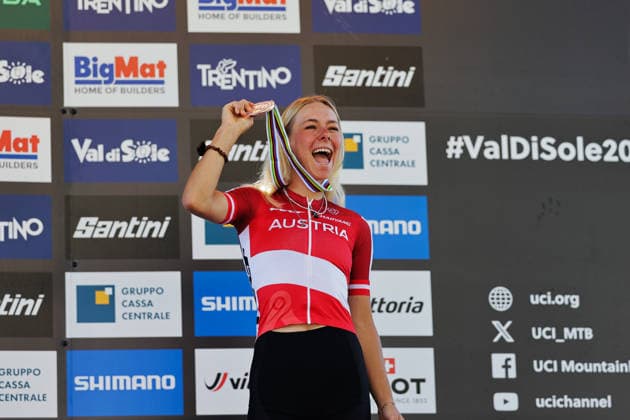 2026 UCI Mountain Bike World Championships Picture by Alex Whitehead SWpix.com - 26 08 2026 - Cycling - 2026 UCI Mountain Bike World Championships - Val di Sole, Trentino, Italy - E-mountain bike (E-MTB) Cross Country - Women Elite Podium - Tamara Wiedmann (Austria) Receiving the Bronze Medal Copyright: x xSWpix.comx(t axPhotographyxHubxLtd)xAlexxWhitehead SWpix.comx SWP-3030-19478