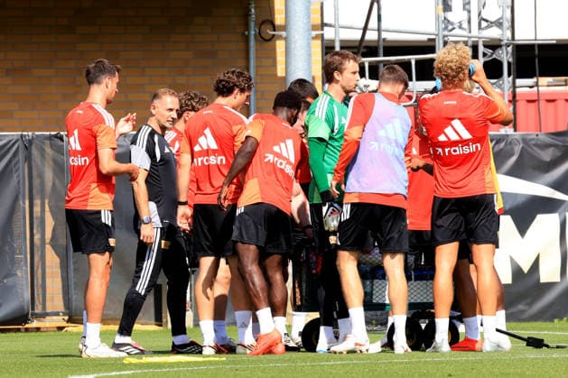 26.08.2026, GER Deutschland, Fussball, 1.Fussballbundesliga, 2026 2027, Alte Foersterei, 1.FC Union , Training Union-Spielerkreis, Frederik Roennow ( 1.FC Union Berlin 1 ), Cheftrainer Mauro Lustrinelli (1.FC Union Berlin) 1. Liga: DFB DFL regulations prohibit any use of photographs as image sequences and or quasi-video) Berlin Stadion Alte Foersterei Berlin Deutschland *** August 26, 2026, GER Germany, Soccer, Bundesliga 1, 2026–2027, Alte Foersterei, 1. FC Union, 1. FC Union Training Squad, Frederik Rönnow 1. FC Union Berlin 1, Head Coach Mauro Lustrinelli 1. FC Union Berlin 1, DFB and DFL regulations prohibit any use of photographs as image sequences and or quasi-video. Berlin, Alte Foersterei Stadium, Berlin, Germany Copyright: xNordphotox xEnglerx