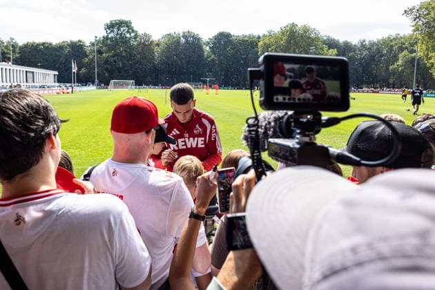 Training, 1.FC Köln, 26.08.2026 Said El Mala (1. FC Köln, 10) macht die Fotos und gibt Autogrammen für Fans und Zuschauer. Training, 1.FC Köln, 26.08.2026 DFL regulations prohibit any use of photographs as image sequences and or quasi video. *** Training, 1. FC Köln, August 26, 2026: Said El Mala of 1. FC Köln, No. 10, takes photos and signs autographs for fans and spectators. Training, 1. FC Köln, August 26, 2026: DFL regulations prohibit any use of photographs as image sequences and or quasi-video Copyright: xBEAUTIFULxSPORTS Buriakovx