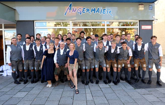 Soccer, Men s, Oktoberfest Outfits, 2026–2027 Season, TSV 1860 Munich, Trachten Angermaier Here is the team photo of TSV 1860 Munich in traditional attire, taken after the outfit fitting at Trachten Angermaier