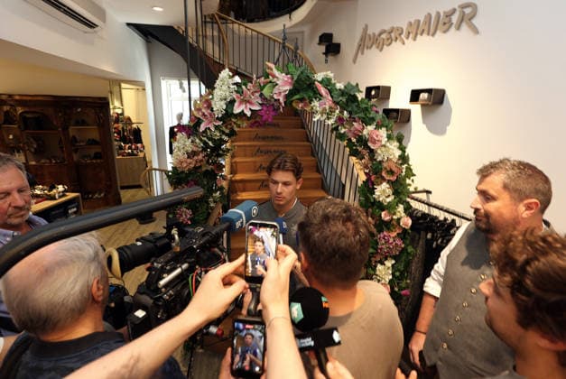 Soccer, Men s, Oktoberfest Outfits, 2026–2027 Season, TSV 1860 Munich, Traditional Attire by Angermaier, Raphael Ott of TSV 1860 Munich in traditional attire, wearing lederhosen during an interview with numerous journalists