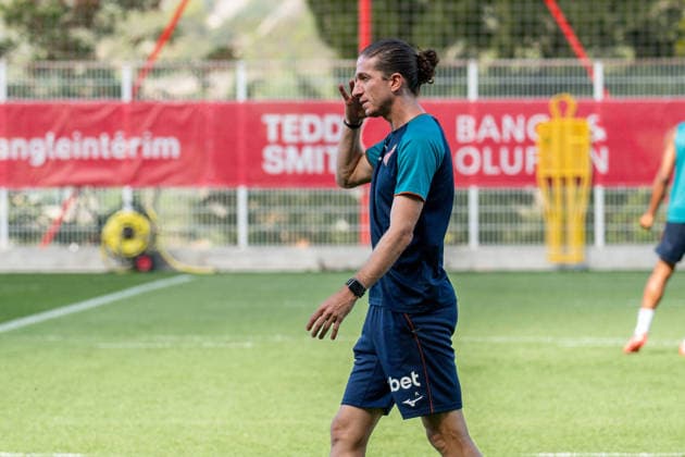 AS Monaco Training - Monaco Coach Filipe Luis seen during training session of AS Monaco Football Club before the Europa League Conference match against Polish team Gornik Zabrze taken place in Stade Louis II on August 27, in AS Monaco training center in La Turbie, France on August 26, 2026. Photo by Laurent Coust ABACAPRESS.COM LA TURBIE Monaco  Copyright: xCoustxLaurent ABACAx