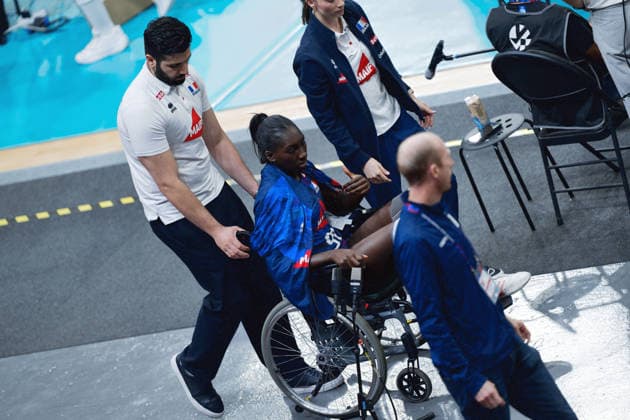 August 26, 2026: Halimatou Bah of France leaves the court after being injured during the CEV EuroVolley 2026 group stage volleyball match between France and Italy on August 26, 2026 in Gothenburg. Photo by Mathias Bergeld, BILDBYRAN, code MB MB1407, volleyball, CEV EuroVolley 2026, Women s European Championship, France, Italy, Day 6, women s volleyball, injury, France Copyright: MATHIASxBERGELD BB260826MB015