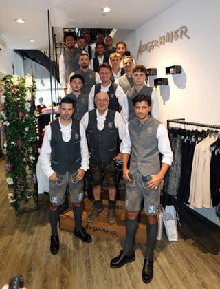 Soccer, Men s, Oktoberfest Outfits, 2026–2027 Season, TSV 1860 Munich, Trachten Angermaier: The players, the TSV 1860 Munich team, gathered on the stairs at Trachten Angermaier; team photo, in traditional attire, wearing lederhosen with Axel Munz
