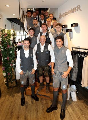Soccer, Men s, Oktoberfest Outfits, 2026–2027 Season, TSV 1860 Munich, Trachten Angermaier: The players, the TSV 1860 Munich team, gathered on the stairs at Trachten Angermaier; team photo, in traditional attire, wearing lederhosen with Axel Munz