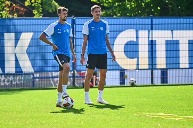 26.08.2026, Fußball, Herren, 2.BL, Saison 2026 2027, Training Holstein Kiel Kapitän Jonas Meffert mit Marko Ivezic (re.) Kiel, Projensdorf Projensdorf, Trainigsplatz Schleswig-Holstein Deutschland *** August 26, 2026, Soccer, Men s, 2nd Division, 2026–2027 Season, Holstein Kiel captain Jonas Meffert training with Marko Ivezic in Kiel, Projensdorf, Projensdorf, Training Ground, Schleswig-Holstein, Germany