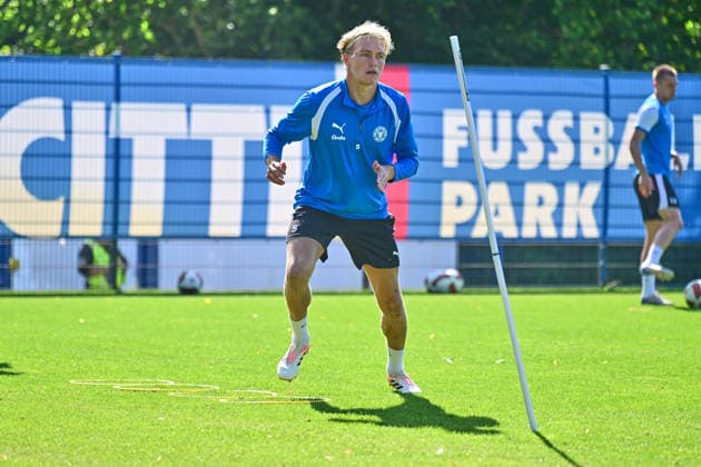 26.08.2026, Fußball, Herren, 2.BL, Saison 2026 2027, Training Holstein Kiel Neuzugang Noah Madsen Kiel, Projensdorf Projensdorf, Trainigsplatz Schleswig-Holstein Deutschland *** August 26, 2026, Soccer, Men s, 2nd Division, 2026–2027 Season, Training: Holstein Kiel s new signing Noah Madsen in Kiel, Projensdorf, Projensdorf, Training Ground, Schleswig-Holstein, Germany