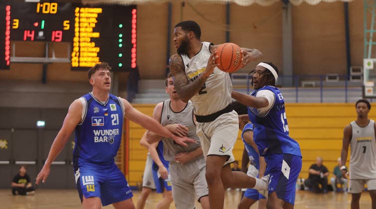 Ludwigsburg, Basketball Exhibition Game: MHP Riesen Ludwigsburg vs. HAKRO Merlins Crailsheim; from left: Till Isemann (Merlins), David Joplin (Riesen), Peyton Gerald (Merlins)