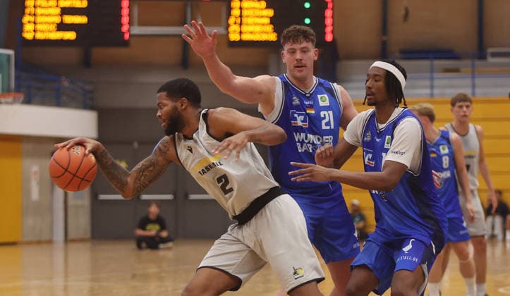 Ludwigsburg, Basketball Exhibition Game: MHP Riesen Ludwigsburg vs. HAKRO Merlins Crailsheim; from left: David Joplin (Riesen), Till Isemann (Merlins), Peyton Gerald (Merlins)