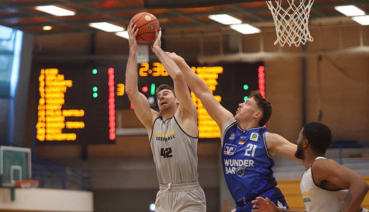Ludwigsburg, Basketball Exhibition Game: MHP Riesen Ludwigsburg vs. HAKRO Merlins Crailsheim; from left: Tommy Rutherford (Riesen), Till Isemann (Merlins)
