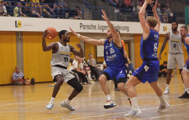 Ludwigsburg, Basketball Exhibition Game: MHP Riesen Ludwigsburg vs. HAKRO Merlins Crailsheim; from left: Darius Perry (Riesen), Simon Krajcovic (Merlins), Lucas Meyer (Merlins)
