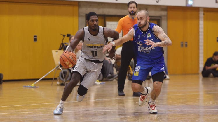 Ludwigsburg, Basketball Exhibition Game: MHP Riesen Ludwigsburg vs. HAKRO Merlins Crailsheim; from left: Darius Perry (Riesen), Simon Krajcovic (Merlins)